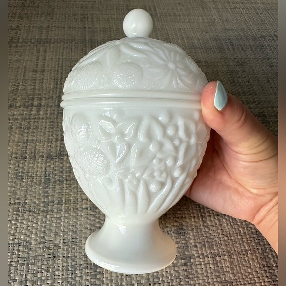 Vintage Avon Milk Glass Egg Shape Candy Jar with Lid - Picture 4 of 6